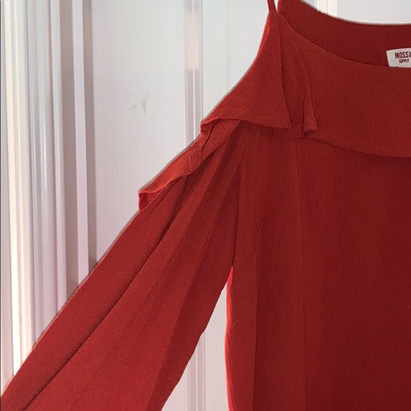 Open-shoulder orange top with belle sleeves - Picture 2 of 3